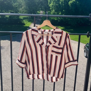 Skjorta - Så fin skjorta från Monki som jag köpte för några år sedan. Helt oanvänd. Snygg att ha knäppt men också fett snygg att ha över ett linne typ. En väldigt liten svart fläck som jag inte har en aning om var den kommer ifrån eftersom den bara hängt i min garderob. Så funderar på om det är ett fabriksfel? Frakt tillkommer på 40!💞💞☀️