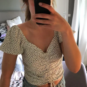 Hm blus - Kortare blus i tunt material från HM. Detaljer där fram💓 storlek S💕