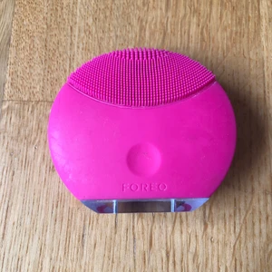 Ansiktsmassager från Foreo - En rosa elektrisk och handhållen ansiktsmassager som kommer med laddare. Den är oanvänd och har två olika pulser~💞