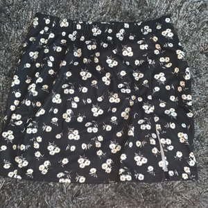 Shein kjol - Shein kjol i storlek S, skit fin men kommer inte till användning 