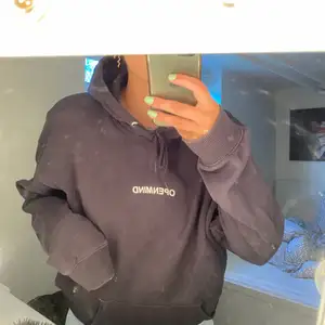 Simpel oversized hoodie som är väldigt snygg men som inte kommer till användning längre. Kommer från märket vailent. Köpare står för frakt.