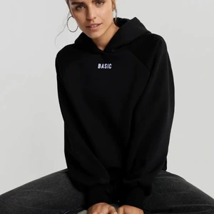 Svart basic hoodie  - Köpt från Gina tricot! Nästan helt oanvänd. Köpt för 259 och  säljer för 100!! Passar båda mellan S-M. Hoodien är även slut såld i hemsidan!