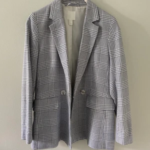 Blå kavaj - Blå/vit kavaj från HM, använd en gång. 