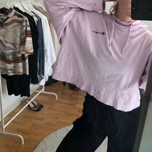 Champion Hoodie - Ljusrosa/lila hoodie från champion. Supersnygg somrig färg och i ett bra skick. Strl M, sitter oversized på mig som har M i storlek. 