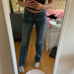 Levis jeans - Jag säljer mina straightleg Levis jeans i modellen 515. Superfint skick som ni ser på bilden (knappt använda) och har en mellanblå superfin färg, stl 28/32 🥰🥰 inga defekter eller liknande. Säljer pga att dom är lite små, köparen står även för frakten💕💕 