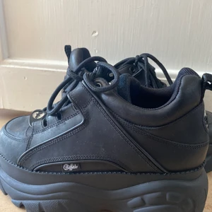 Buffalo Sneakers - Helt nya buffalo sneakers!!! Aldrig använda, supersnygga verkligen men köpte de i fel storlek och glömde lämna tillbaka de. Storlek 39, pris kan möjligtvis diskuteras. Priset= Skorna + frakt