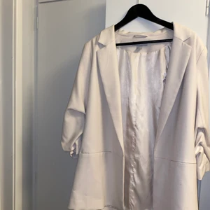 Vit kavaj med uppkavlade armar strl 44 - Vit kavaj med ”uppkavlade” armar (sydda så att de går till armvecket ca) väldigt fin och använd väldigt fåtal gånger. Bara inte blivit använd. Strl 44