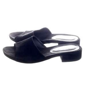 Säljer dessa superfina svarta sandaler/sandaletter som e jättetrevliga just nu då de tyvärr blivit för små!❤️