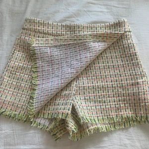 Kjol shorts från zara - Fint skick. Tyvärr för liten på mig! Bara använd ett fåtal gånger. Perfekt att det är inbyggda shorts!