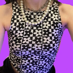 egensydd topp med trendigt mönster ♠️🕷 - säljer nu denna topp jag sytt själv, då jag aldrig använder den 🔮 då jag sytt toppen själv så kan jag inte garantera hur den håller i tvätt osv. (sömmarna är även ganska fula.) storlek: XS/S ♠️