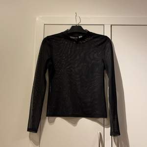 Snygg svart topp köpt på H&M. Genomskinlig, snyggt med ett linne under. Köpt för 149kr säljer för 35kr + frakt 24 kr💕