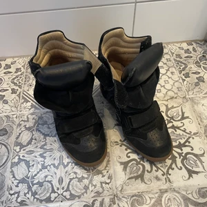 Isabel marant  - Isabel marant i storlek 36 men passar 37/38 bra. I fint men sparsamt skick. Kan gå ner i pris vid snabb affär 