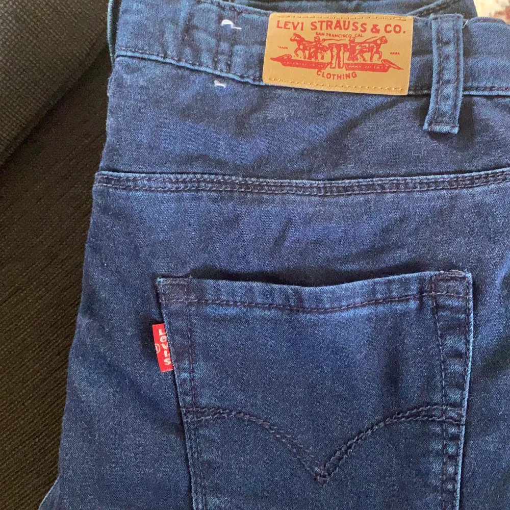 Säljer dessa oanvända Levis jeans i strl. 14 år, men upplever dessa aningen större än strl. 23 😊. Jeans & Byxor.