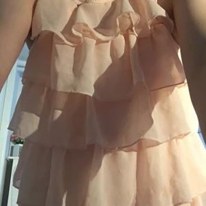 Somrig rosa volang topp - En rosa topp som passar till sommaren som är luftig och skön 
