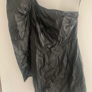 LÄDERKLÄNNING MED SLITS - En jättefin (fake) läderklänning från SHEIN. Endast använd 1 gång. Bilderna gör sig inte rättvisa då klänningen slätar ut sig när den sitter på. Storlek L men skulle säga att den är mer som en M