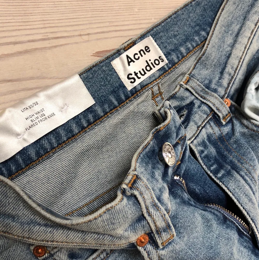 Superfina croppade acne jeans som inte hunnit bli använda!. Jeans & Byxor.