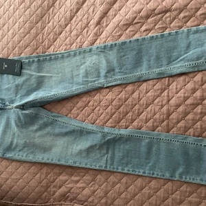 Gant lowwaist byxor  - Säljer dessa fina Gant low Waist byxor. Aldrig använda och så gott som nya förutom att de är lite sönder på en liten kant, Köpta för 1499kr på Gant butiken, inget kvitto finns, är villig o sälja de snabbt och billigt, Storlek 32/Xs (frakt tillkommer) 
