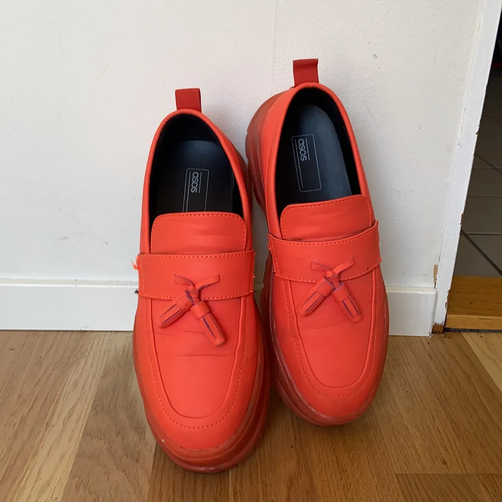 Bright orange loafers perfect for the summer. Skor.