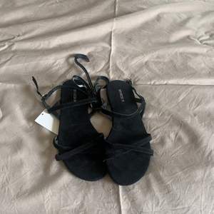 Supersnygga sandaler från HM helt oanvända sandaler, säljes för 80kr exklusive frakt, säljes för att de är för stora för mig tyvärr