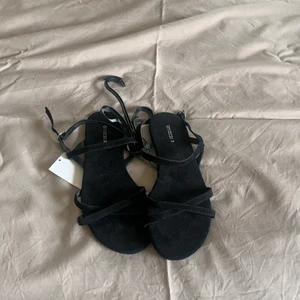 Helt oanvända sandaler HM - Supersnygga sandaler från HM helt oanvända sandaler, säljes för 80kr exklusive frakt, säljes för att de är för stora för mig tyvärr