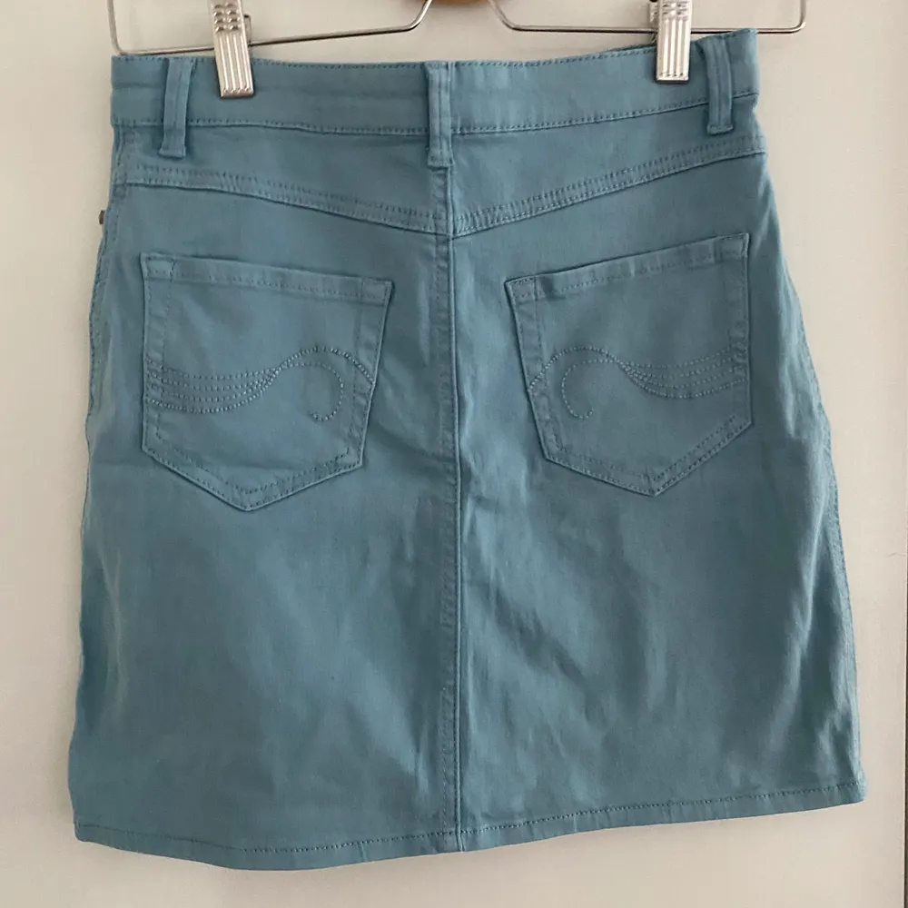 Mini skirt, blue in color and not used often 🤍. It is a jegging skirt so it is a rather stretchy material. Kjolar.