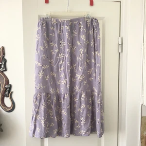 Ljuslila kjol storlek M-L från Lindex  - Jättesöt ljuslila kjol från Lindex storlek L, men jag upplevde att den var lite liten i storleken så den passar nog också M. Använd två gånger då den var för liten för mig. Frakt ingår ej 