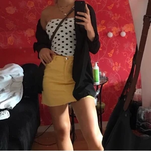 Gul kjol - En gul kjol i storlek 36. Älskat denna kjolen, men den passar dessvärre inte mig längre, skitsnygg till sommaren