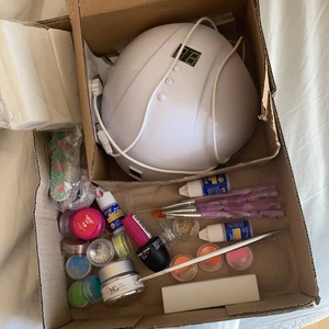 Nageltillbehör - Använt men finns kvar till fler. UV lampan är i nyskick. Köp allt tillsammans. Kan skicka fler bilder ifall så önskas. BUDA