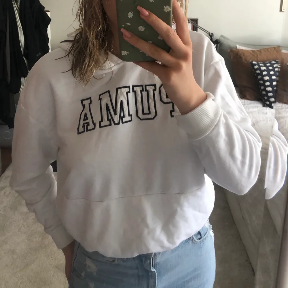 Snygg puma hoodie som jag har tagit av snöret för ett tag sen. Använd men i bra skick💖 🦋Köparen står för frakten🦋Paketpris kan alltid fixas!🦋 . Hoodies.