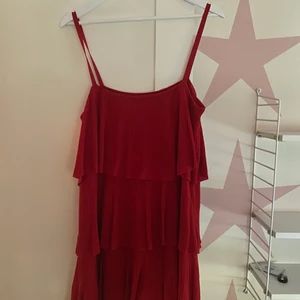 Zara klänning - Hej! Säljer min fina röda sommarklänning från Zara. Använd ett fåtal gånger. Säljer pga får ingen anvädning av den. 