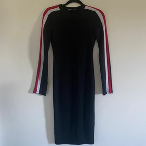 Klänning - Klänning från Zara i storlek S. Använd ett fåtal gånger. Budgivning om flera är intresserade. Köparen står för frakten. 