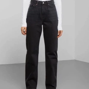 Row Weekday Jeans - Säljer dessa jättepopulära row echo black weekday jeans, köptes på plick men de var för små på mig! De har uppsprättade sömmar lämgst ner som gör att de går över skorna på mig som är 170 <3 budgivning, skriv privat för fler bilder ❤️❤️ strl: 26/32