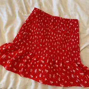 Mönstrad Volangkjol -  Säljer denna aldrig använda kjolen i nyskick! Skriv privat för egna bilder!❤️