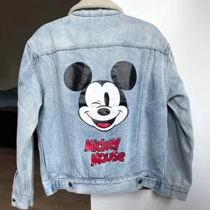 Ny Levis jeansjacka limited edition  - Helt ny supersnygg Levis jeansjacka med teddyfoder, Mickey Mouse edition. Lite oversized i passformen. Prislapp kvar, ord pris 1399kr. 