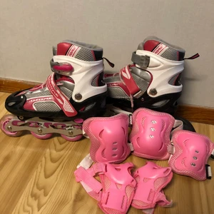Rullskridskor  - Rullskridskor i fint skick. Använda bara ett fåtal gånger. Storleken går att justera med en knapp, det passar från 35-40. Skydd följs även med om man vill ha de.💗💗💗