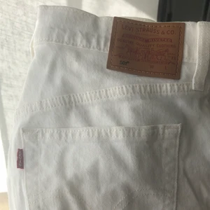 Levis shirt  - Säljer mina fina vita levis shorts, passar en medium/ small. 