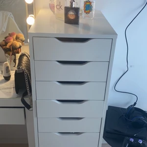 Byrå - Kommer inte till användning då jag har andra förvarings låder osv. Den är i bra skick och inte sönder. Köpt på IKEA.             Ny pris 995 kr. (Pris kan diskuteras) 💗