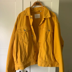 Jeansjacka  - En oversize jeansjacka från Weekday i bra skick! Storlek L. Använts få gånger. 