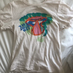 Babytee  - Jättegullig baby t från UO. Använt några gånger men ej några defekter. 