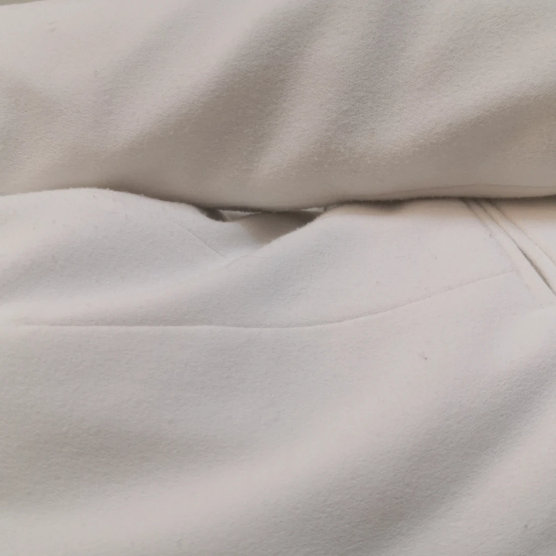 En kavaj i vitt/beige färg i storlek 34 från H&M. Använd ett par gånger. Väldigt skönt material. Har en kanpp i mitten  - 91