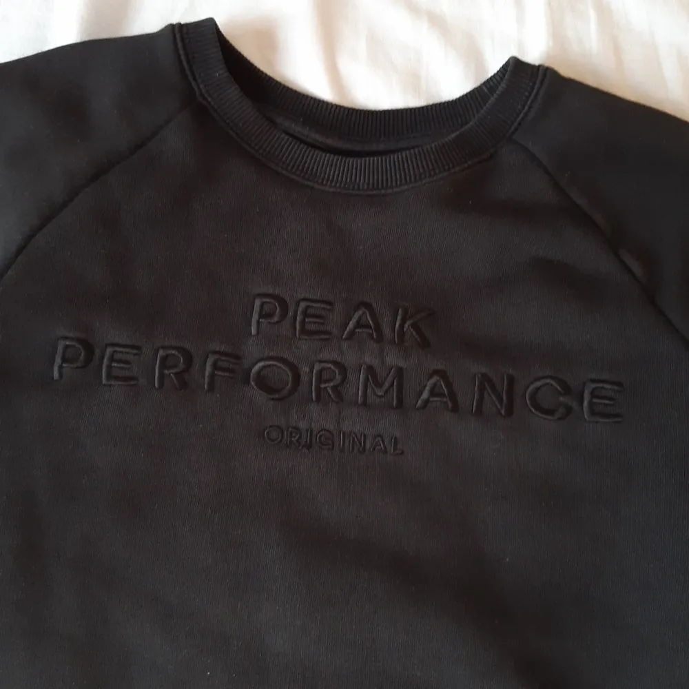 Säljer min Peak Performance tröja för att jag inte får någon användning av den. Storlek 150 och passar xxs. Bra skick, köparen står för frakten🙌🏻. Tröjor & Koftor.