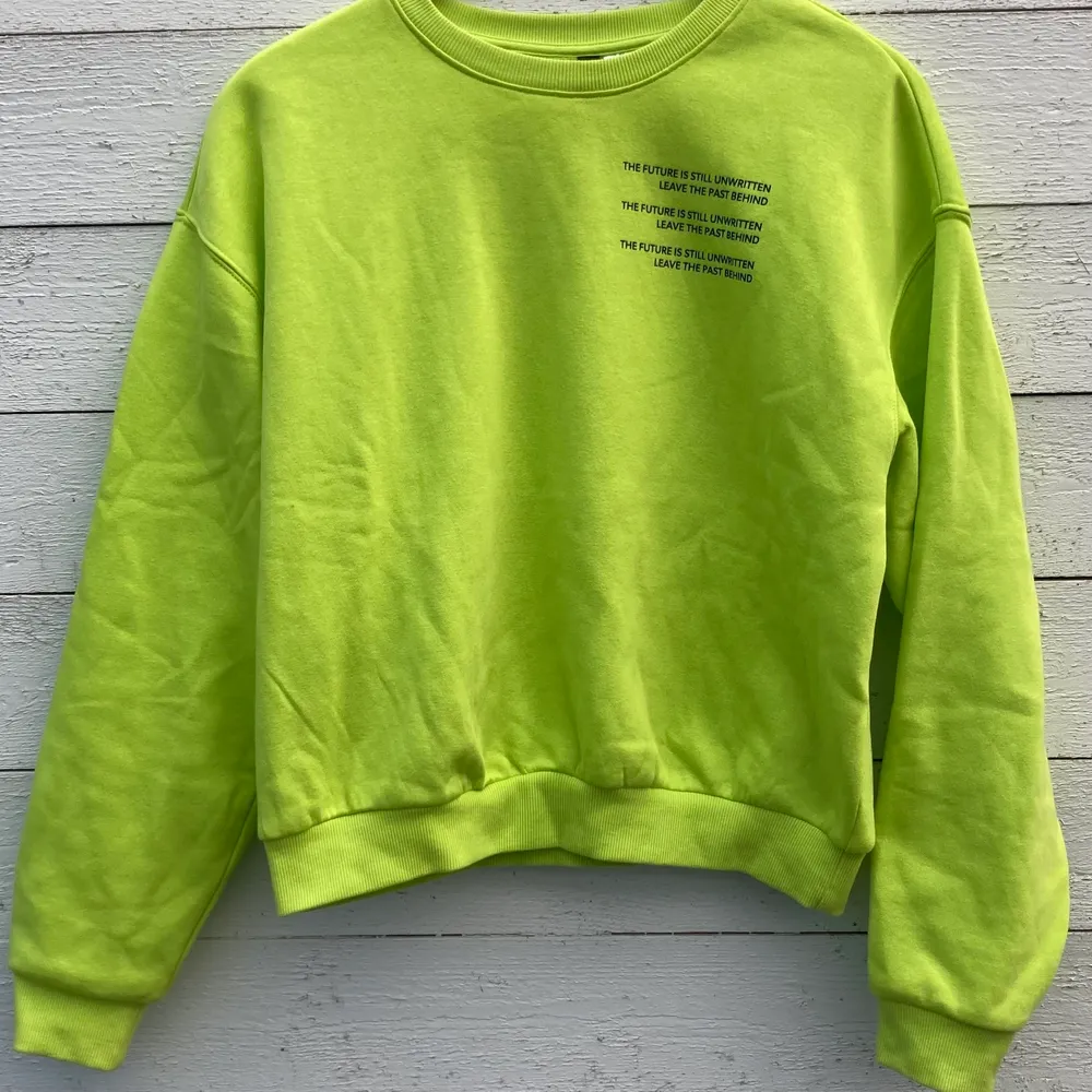 Fin sweatshirt från Divided H&M. Neongrön med svart text. . Tröjor & Koftor.