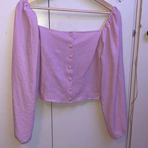 Pasted purple button up croped blouse. Can be worn both on shoulder and off shoulder. Has barely been worn