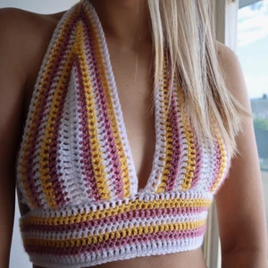 Virkad topp - Egenvirkad topp i storlek S, kupa B. Man knyter uppe vid nacken och i ryggen finns snörning som man justeras💖 Kan även göras i andra färger och storlekar efter önskemål🥰