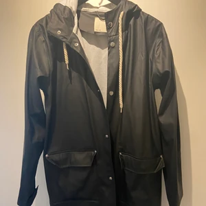 Regnjacka  - Regnjacka från Lager 157 i storlek XS. Sparsamt använd. 