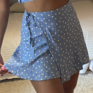 Blå kjol  - Helt ny kjol med alla taggar kvar. Köparen står för frakten 🦋🦋🦋 perfekt till midsommar 