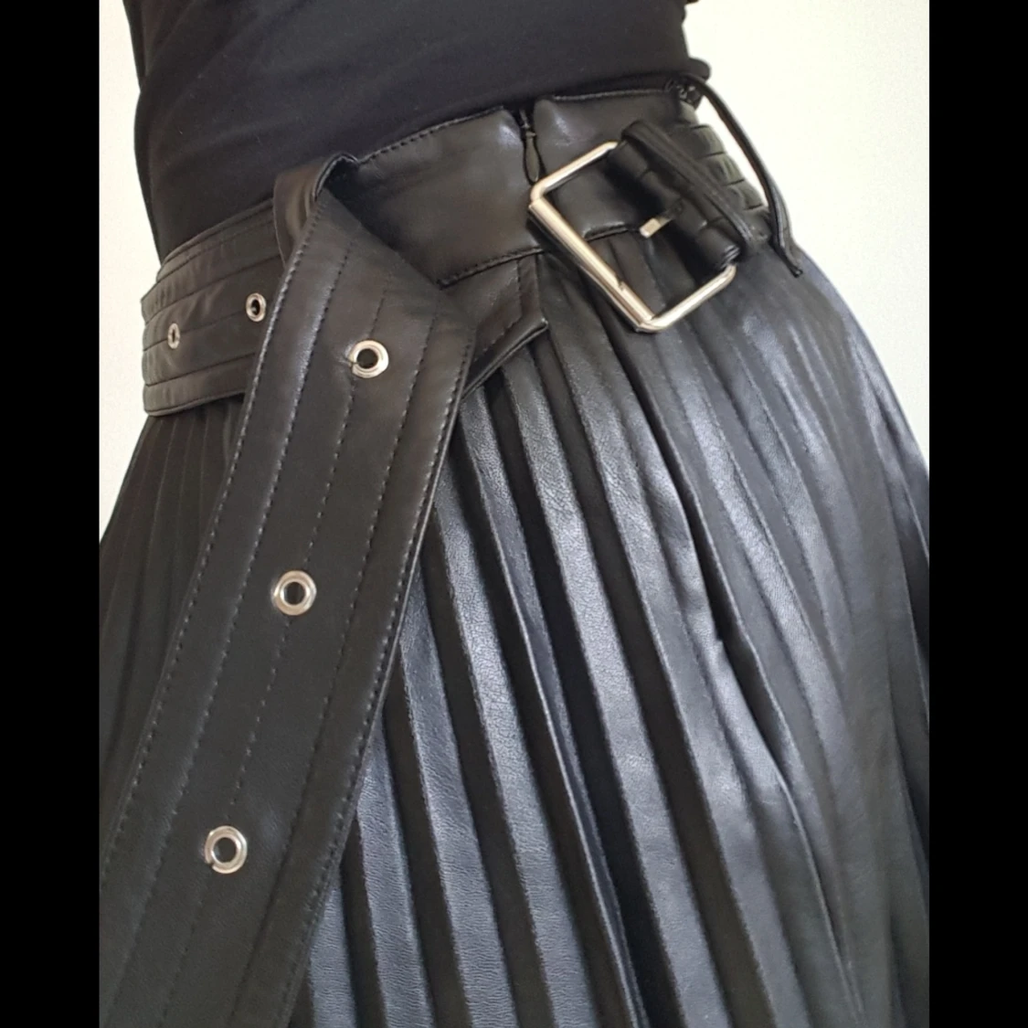 Svart pliserad kjol skinnimitstion, stl 38 - 91