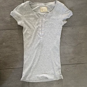 grå bikbok tröja - Grå tröja i bra skick från BIKBOK! Säljer för 50kr :)