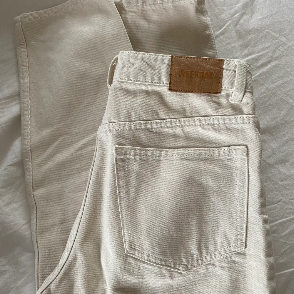 Superfina jeans i modellen lash från weekday, superskick, köpare står för frakt🥰🥰. Jeans & Byxor.