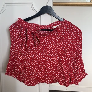 Kjol Zara - Två superfina sommarljolar i röd (L) och grön (S). Den gröna är snarare knallgrön än den som syns på bilden. Båda för 300❕ (har inbyggda shorts)